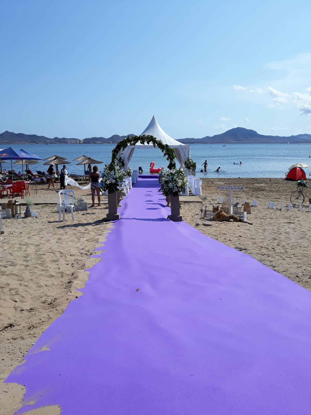 menaje y moqueta para boda en playa